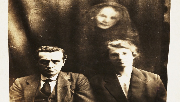 Creepy ‘Ghost’ Photos were basically 1920s Photoshop